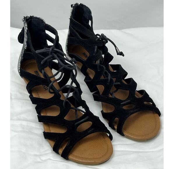 Minnetonka Sandals Black Suede Women’s Size 8 Slip On  Comfort Summer Shoes Flat - Picture 1 of 11